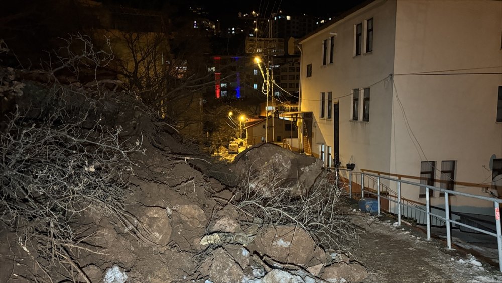 Artvin'de heyelan nedeniyle mahalle yolu ulaşıma kapandı