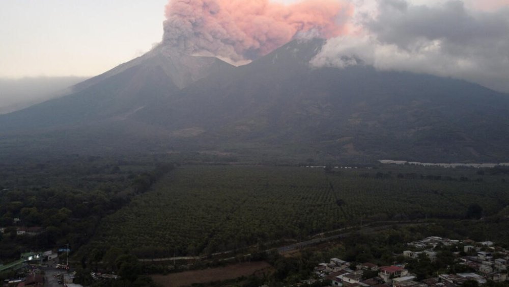 Guatemala’daki Fuego Yanardağı’nda patlama meydana geldi