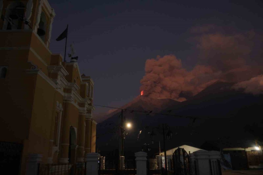 Guatemala’daki Fuego Yanardağı’nda patlama meydana geldi