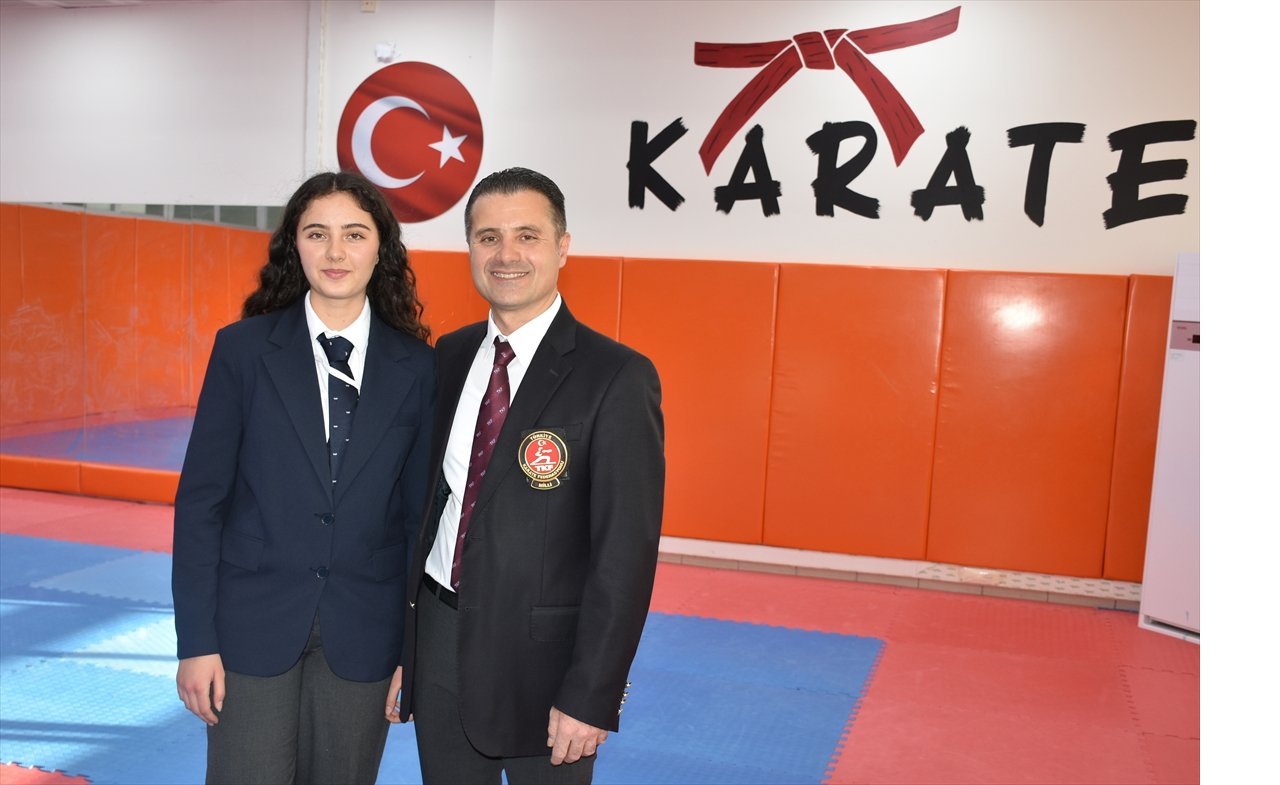 aa-20250312-37311341-37311335-siyah-kusak-sahibi-doktor-baba-ile-tip-ogrencisi-kizi-karate-hakemligi-yapiyor.jpg