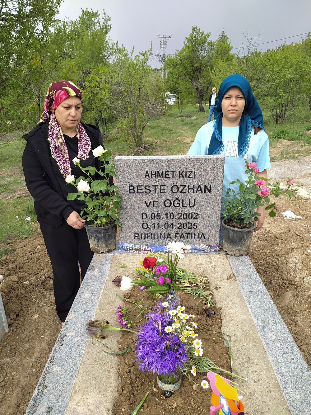 Karnında bebeği ile öldürülen Beste'nin mezarına Anneler Günü ziyareti