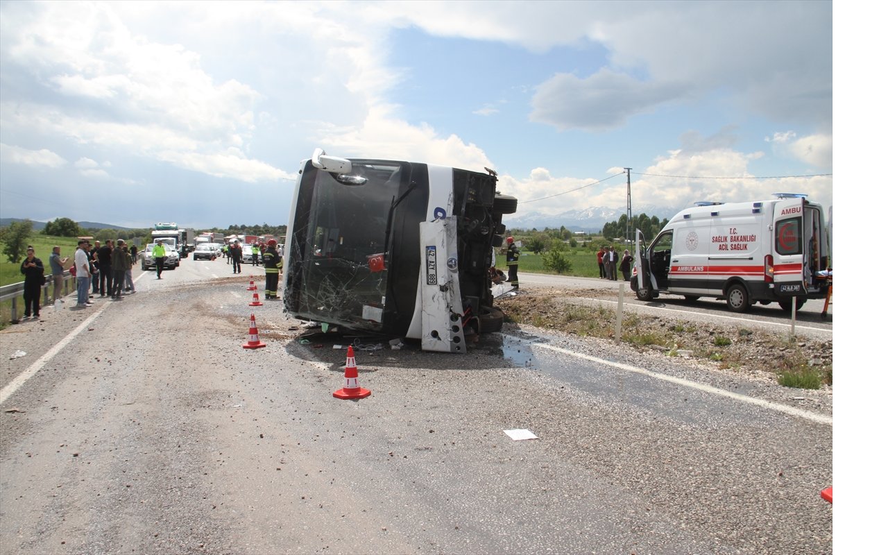 aa-20250514-37949963-37949959-konyada-yolcu-otobusu-devrildi-13-kisi-yaralandi.jpg