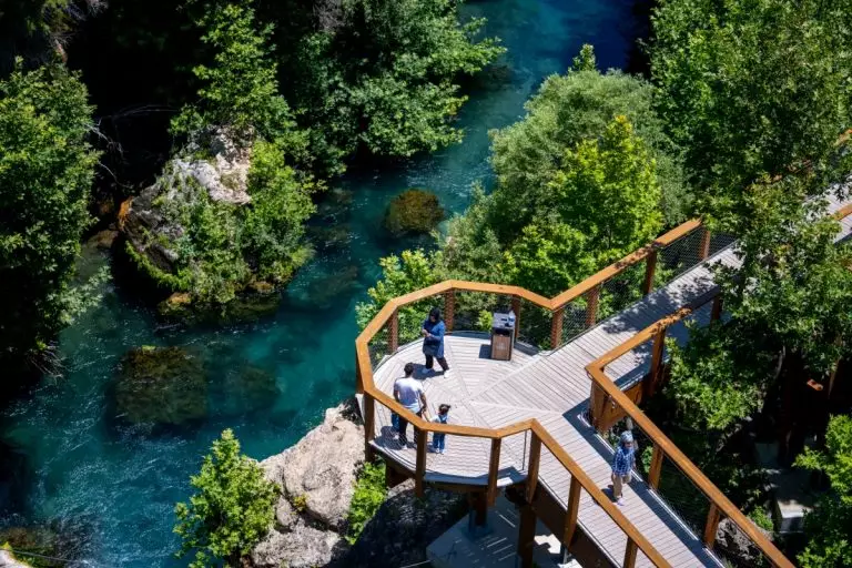 batch-aa-20240625-34963067-34963066-doga-severlerin-ugrak-noktasi-yer-kopru-selalesi-768x512.webp