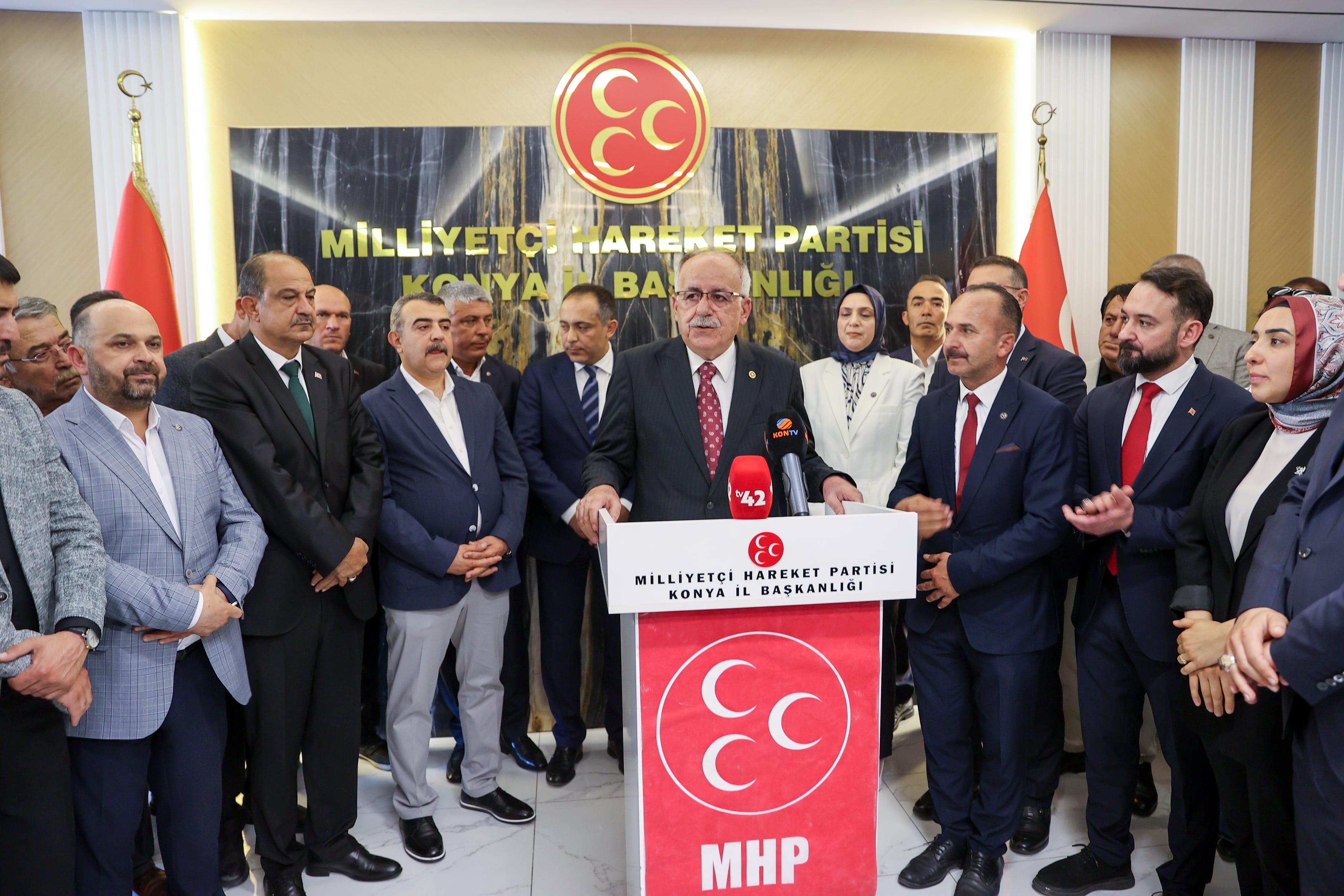 aa-20250608-38221262-38221261-mhp-genel-baskan-yardimcisi-kalayci-konyada-partililerle-bayramlasti-min.jpg