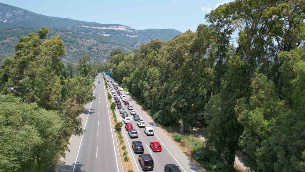7 kilometrelik araç kuyruğu havadan görüntülendi