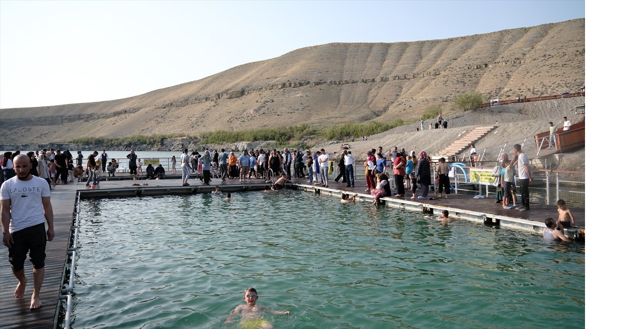 aa-20250608-38224757-38224756-acigol-kurban-bayrami-tatilinde-yerli-turistlerin-akinina-ugradi.jpg