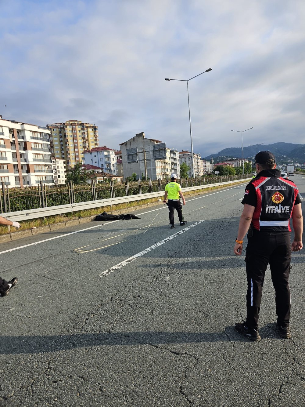 Hafif ticari araç, bariyerlere çarptı: 2 ölü, 3 yaralı