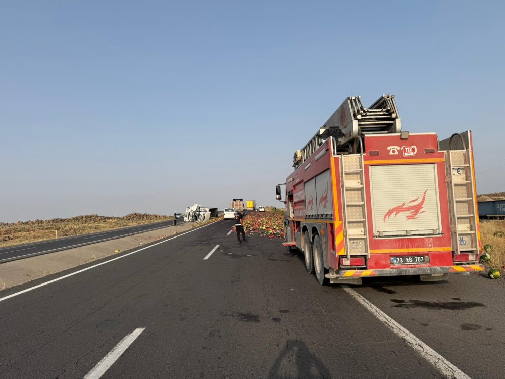 Karpuz yüklü TIR devrildi; şoför ağır yaralı