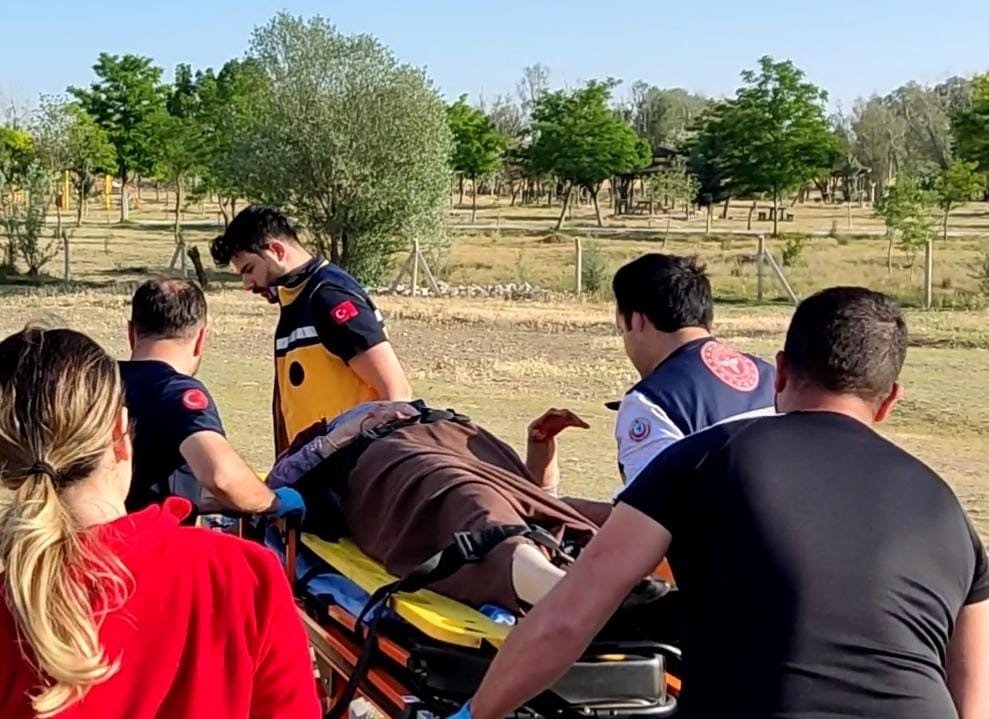 Konya’da yaşlı sürücü virajı alamayınca takla attı
