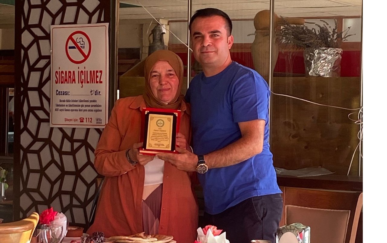 aa-20250701-38439004-38439002-konyada-emekli-olan-nuriye-ogretmen-icin-veda-konvoyu-duzenlendi.jpg