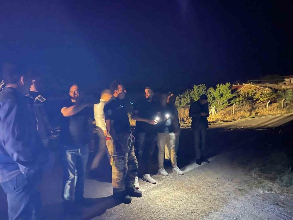 Tır elektrik tellerine takıldı, trafo patladı