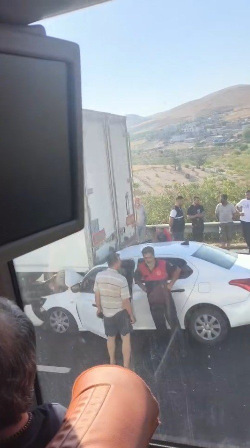 Otomobil tıra arkadan çarptı: 1 ölü, 1 yaralı