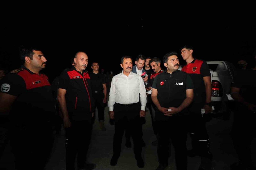 Suriye sınırında alevlerle mücadele gece karanlığında devam ediyor