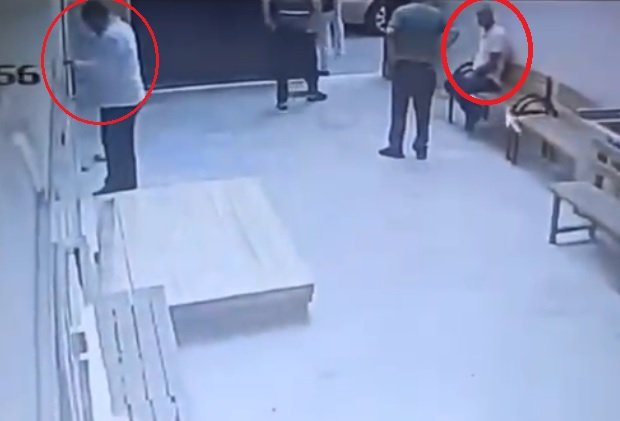 Cami avlusunda uyuşturucu içerken kendisini uyaran müezzini bıçakladı; olay anı kamerada