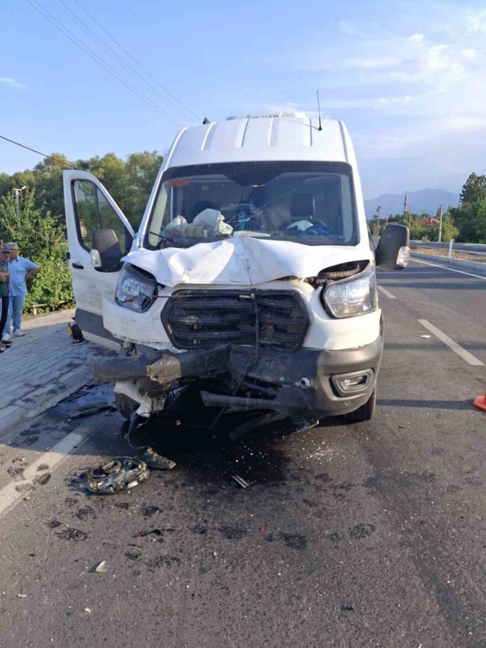Konya’da minibüs otomobile arkadan çarptı: 3 yaralı