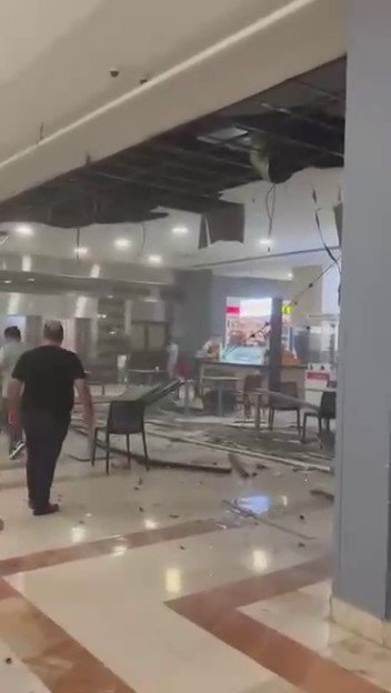 AVM’nin yemek katının asma tavanı çöktü
