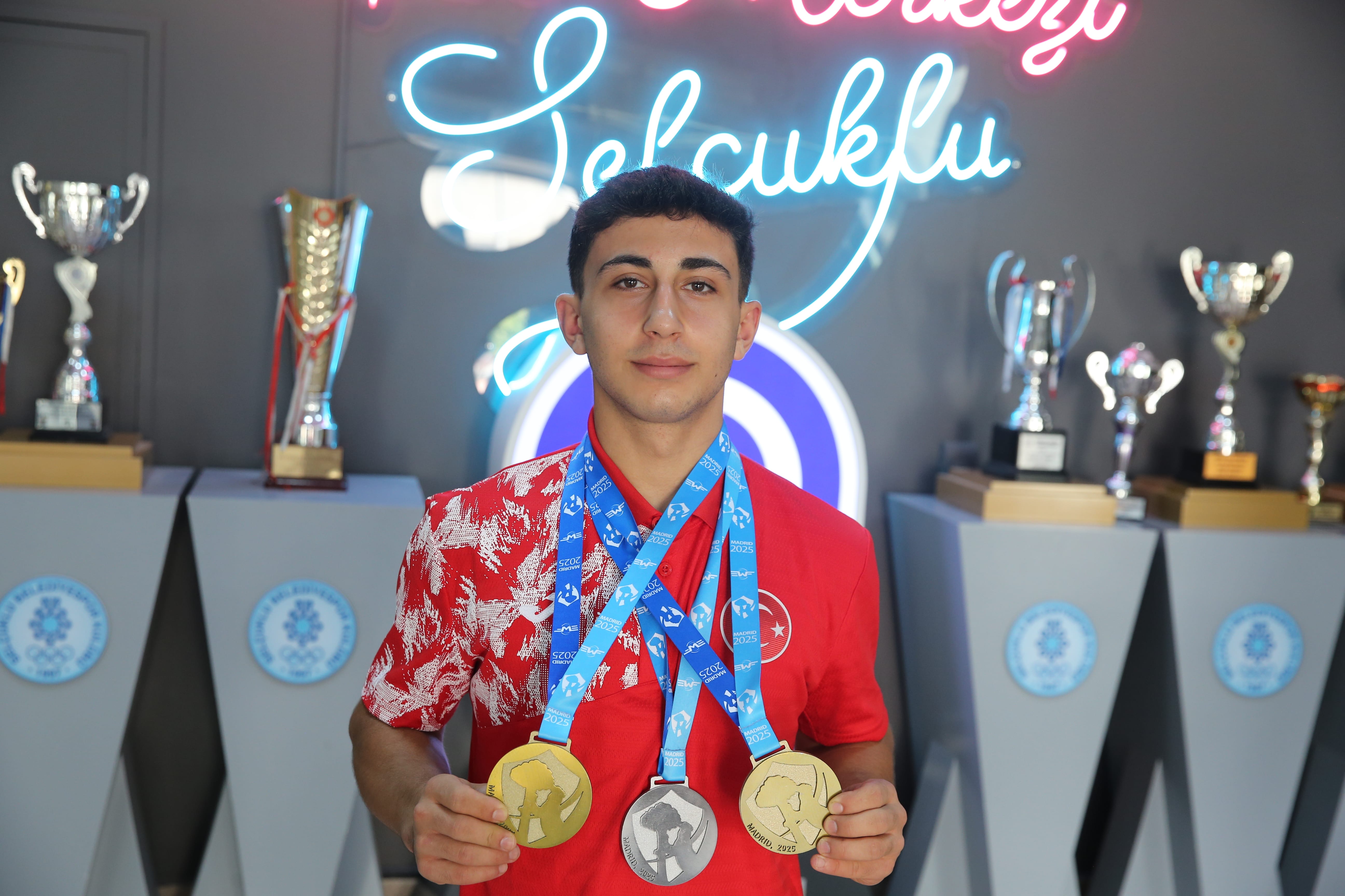 aa-20250803-38735354-38735349-avrupa-sampiyonu-milli-halterciler-5i-altin-6-madalya-ile-yurda-donmenin-gururunu-yasiyor-min.jpg