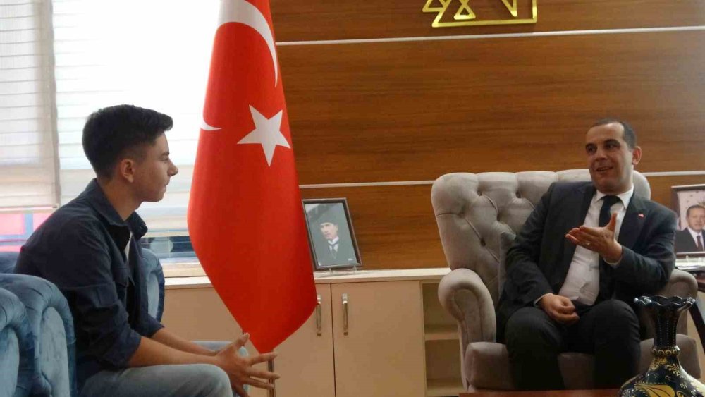 Türk bayrağı hassasiyeti yürekleri ısıttı!