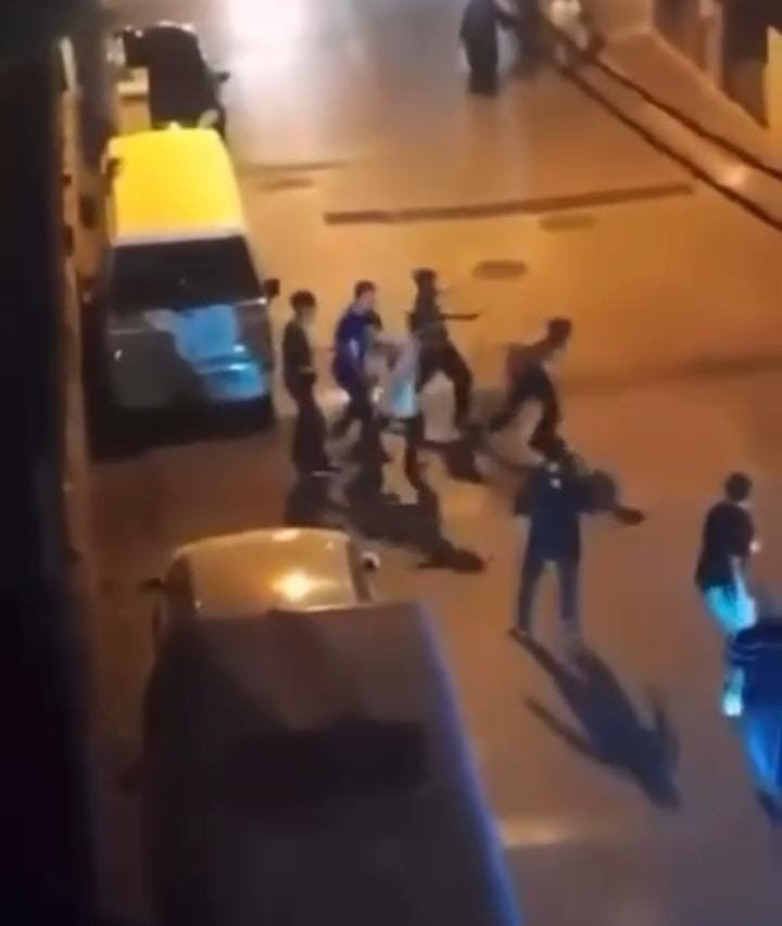 Kalabalık bir grup tarafından darp edilen genç esnafa sığındı
