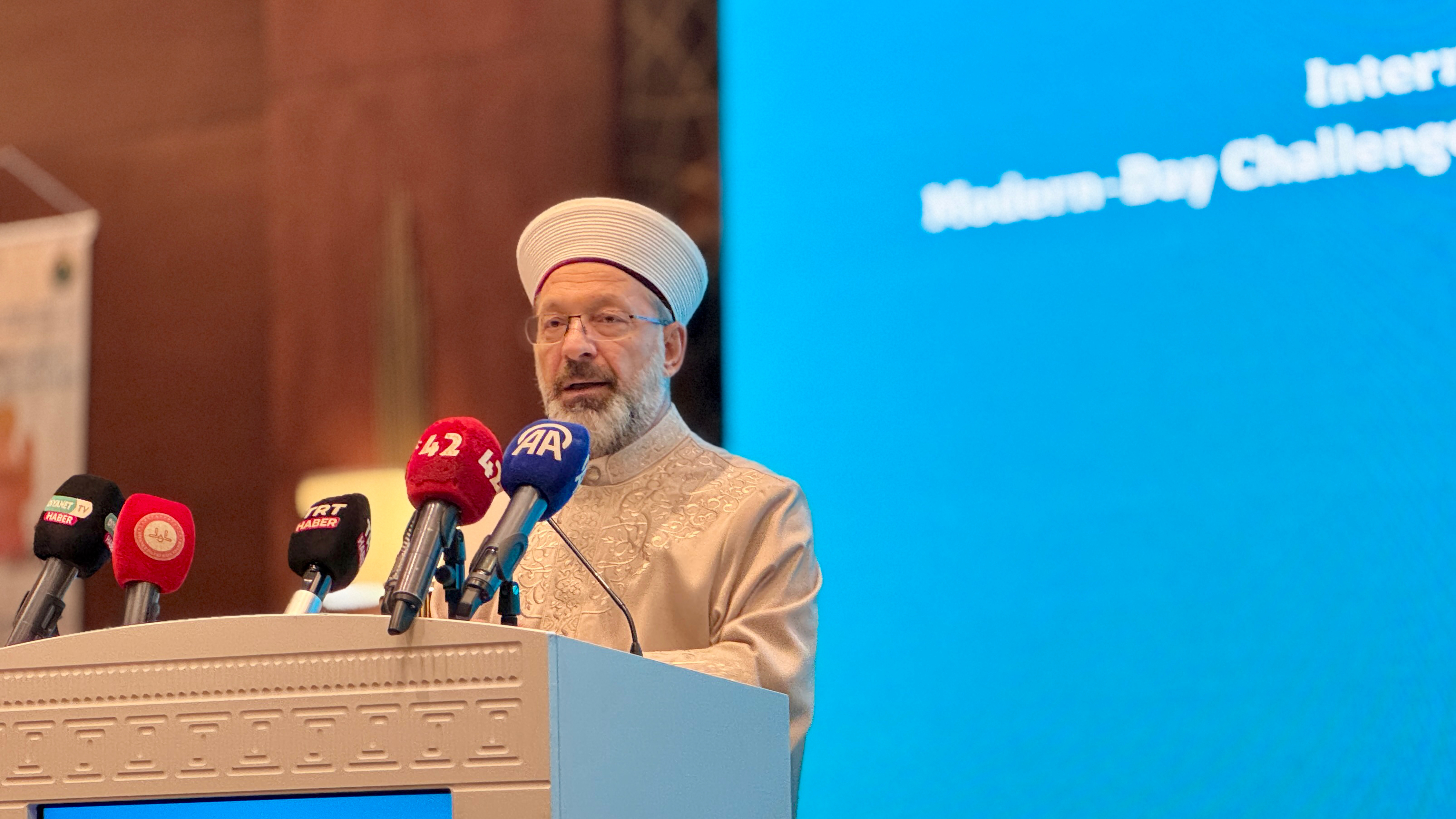 aa-20250904-39020965-39020961-diyanet-isleri-baskani-erbas-uluslararasi-aile-calistayinda-konustu.jpg