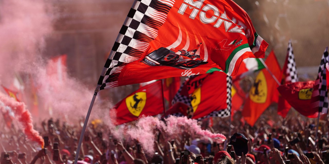 ferrari-fans-flags-flares-at-monza-planetf1-1.jpg