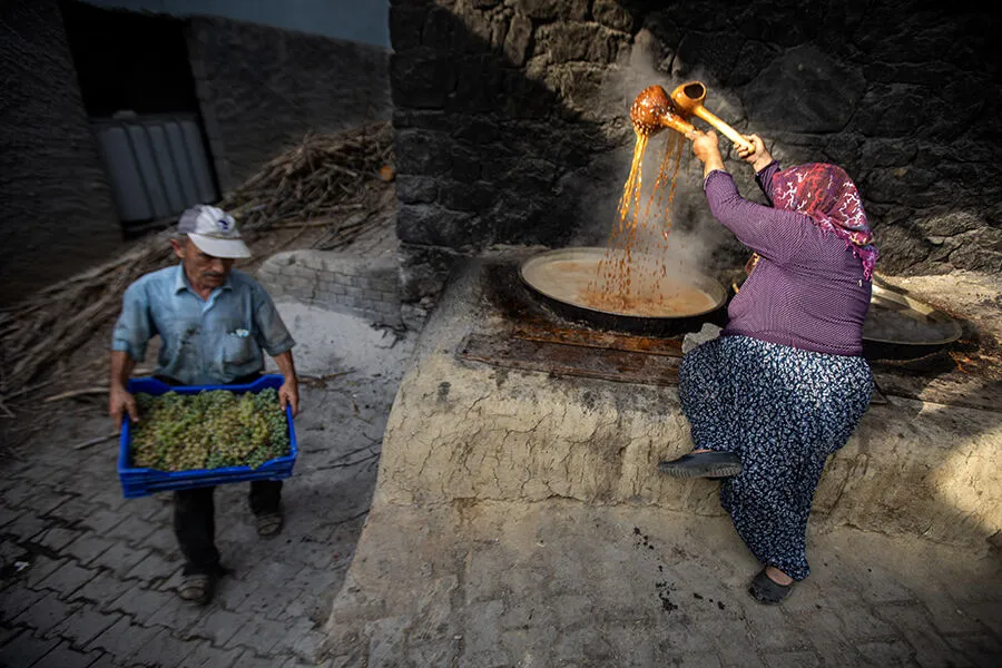 20241002-konyada-hadim-uzum-pekmezi-geleneksel-yontemlerle-yapiliyor-5-001.webp