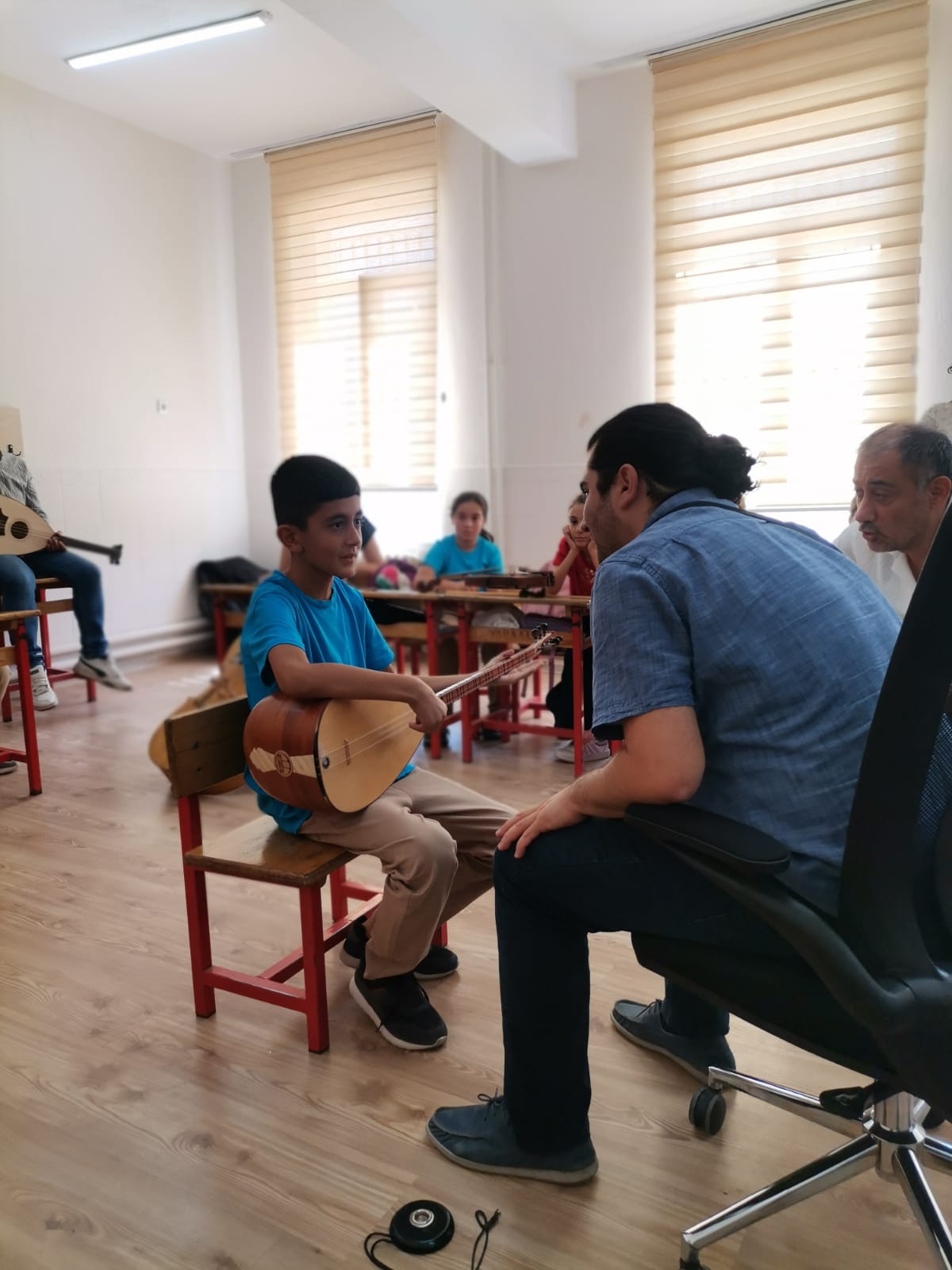 neu-turk-muzigi-devlet-konservatuvari-akademisyenlerinden-genc-sanatcilara-ilham-verici-ziyaret-4.jpeg