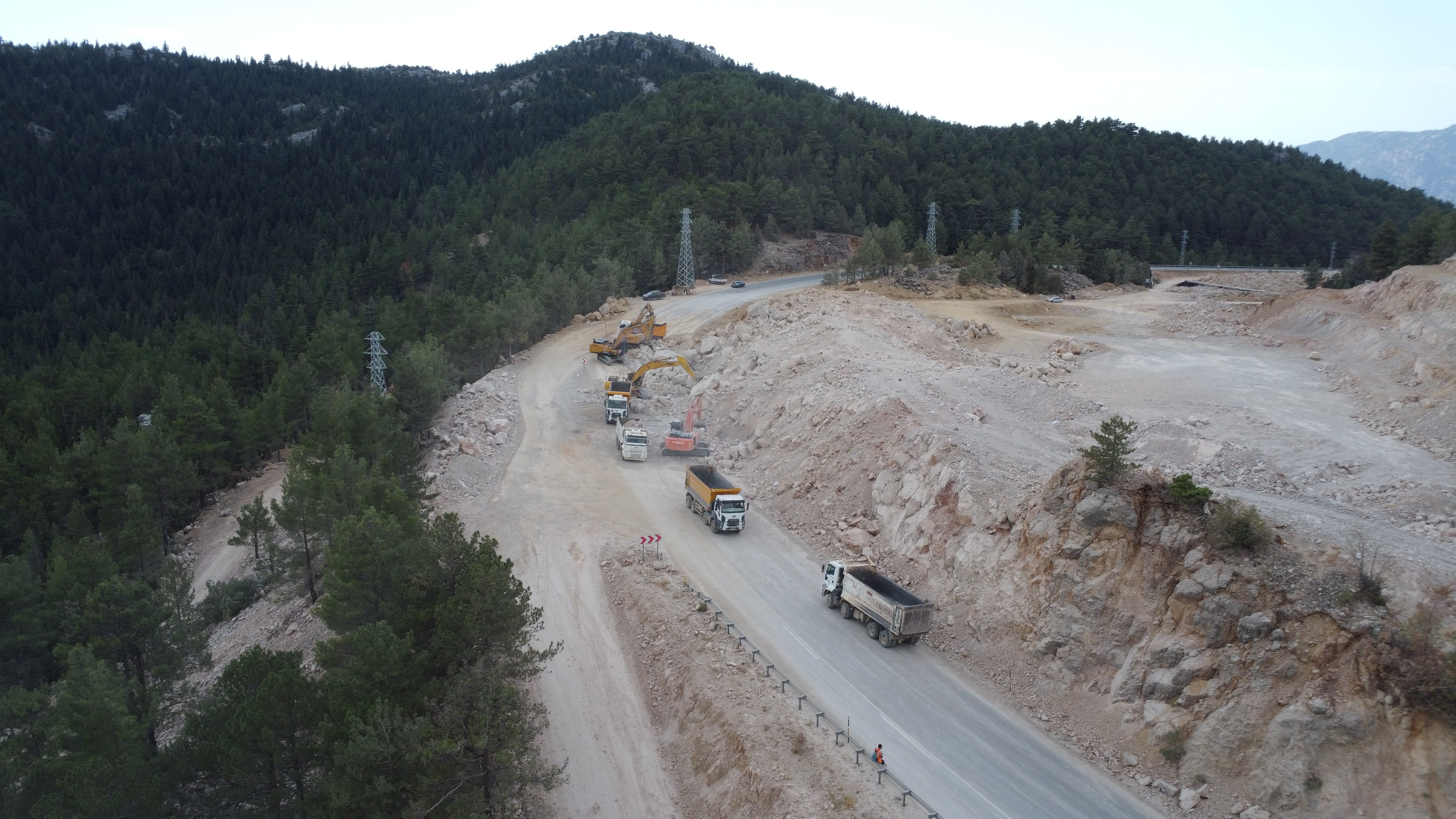 aa-20250913-39102752-39102742-antalyakonya-kara-yolu-calisma-nedeniyle-ulasima-kapatildi-min.jpg