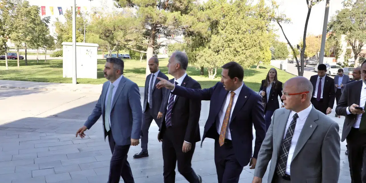 1252-bursaya-konya-belediyeciligi-tanitildi.webp