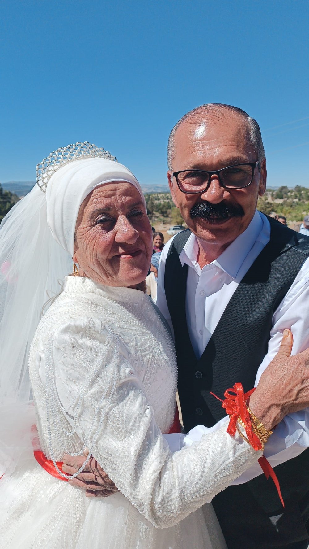 4 çocuk 9 torun sahibi çift, 40 yıl sonra düğün yaptı!