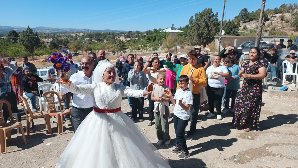 4 çocuk 9 torun sahibi çift, 40 yıl sonra düğün yaptı!