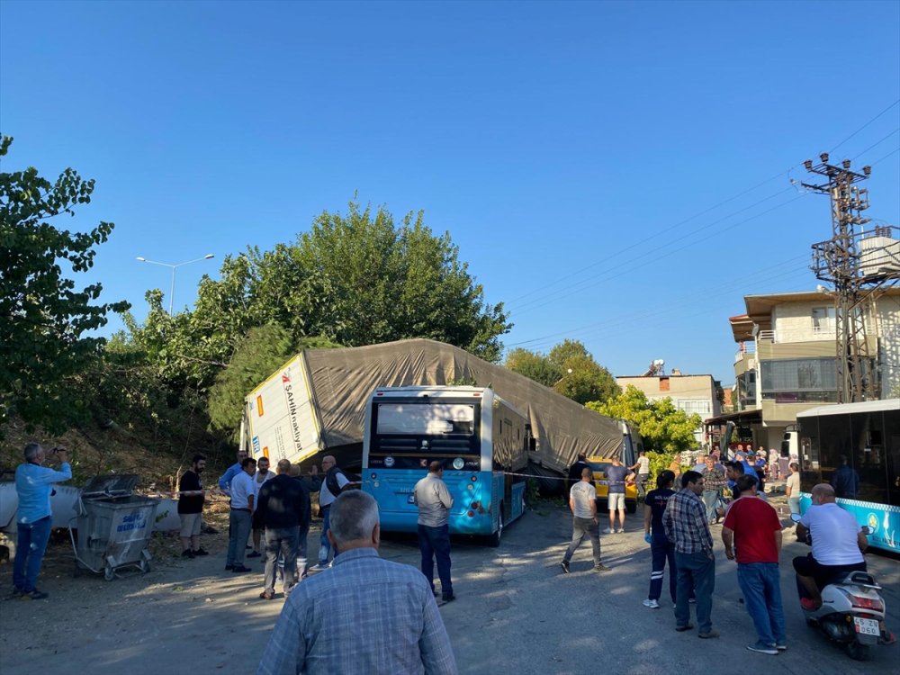 Zincirleme trafik kazasında hayatını kaybeden polis memuru toprağa verildi