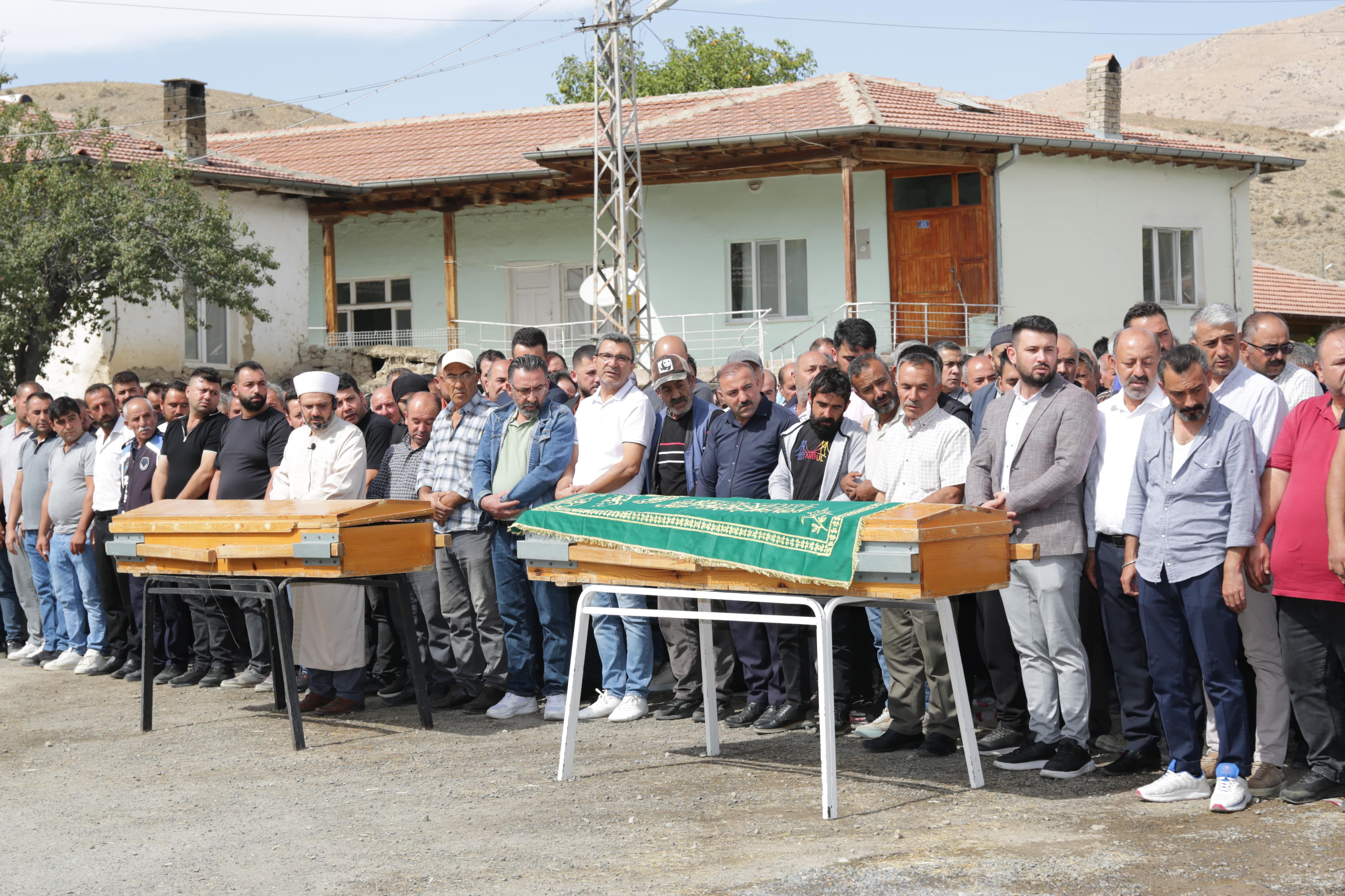 aa-20250927-39241973-39241970-konyada-trafik-kazasinda-hayatini-kaybeden-ikiz-kardesler-defnedildi-min.jpg