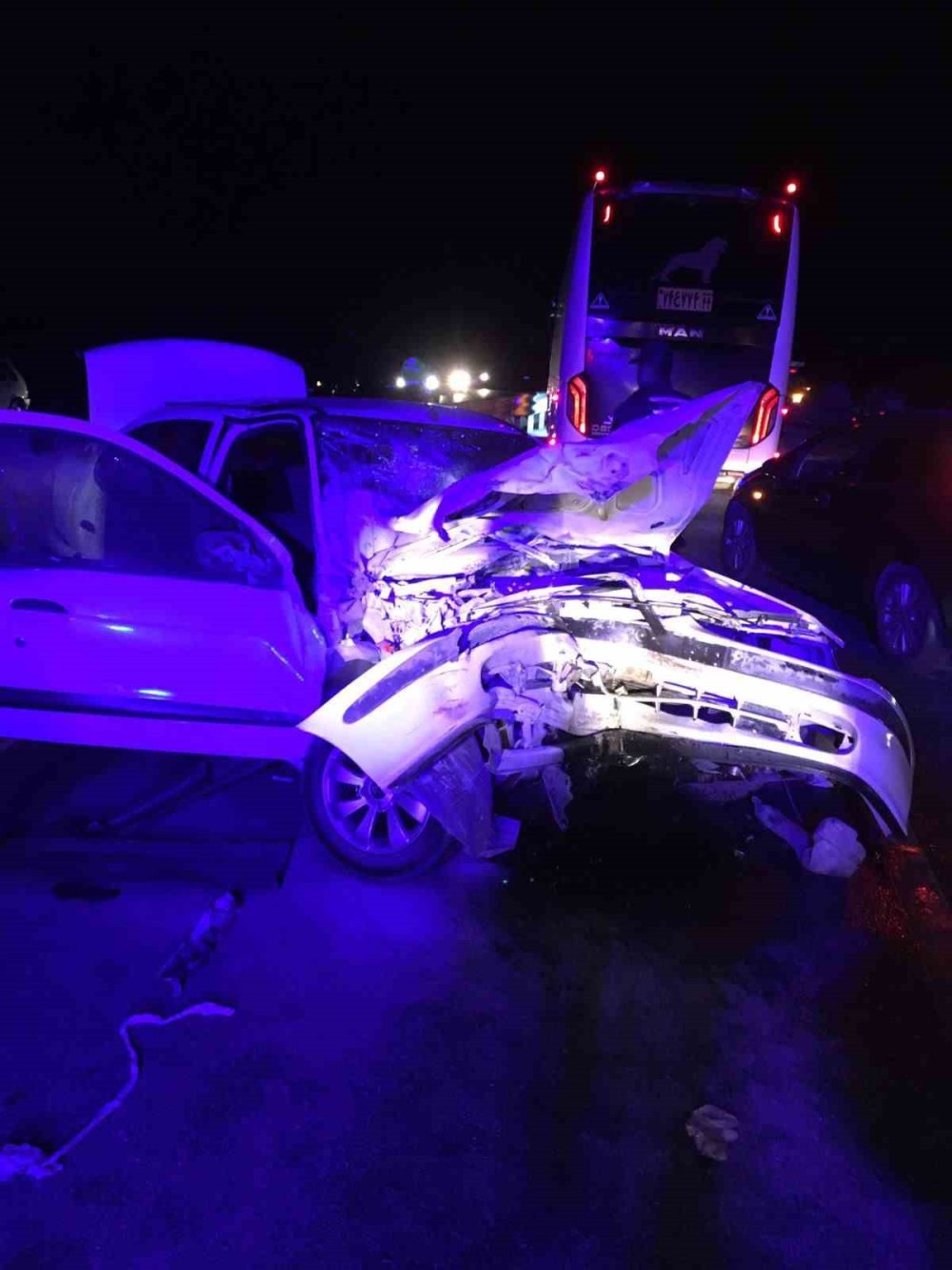 Otomobil, Kum yüklü traktöre çarptı:1 ölü, 5 yaralı