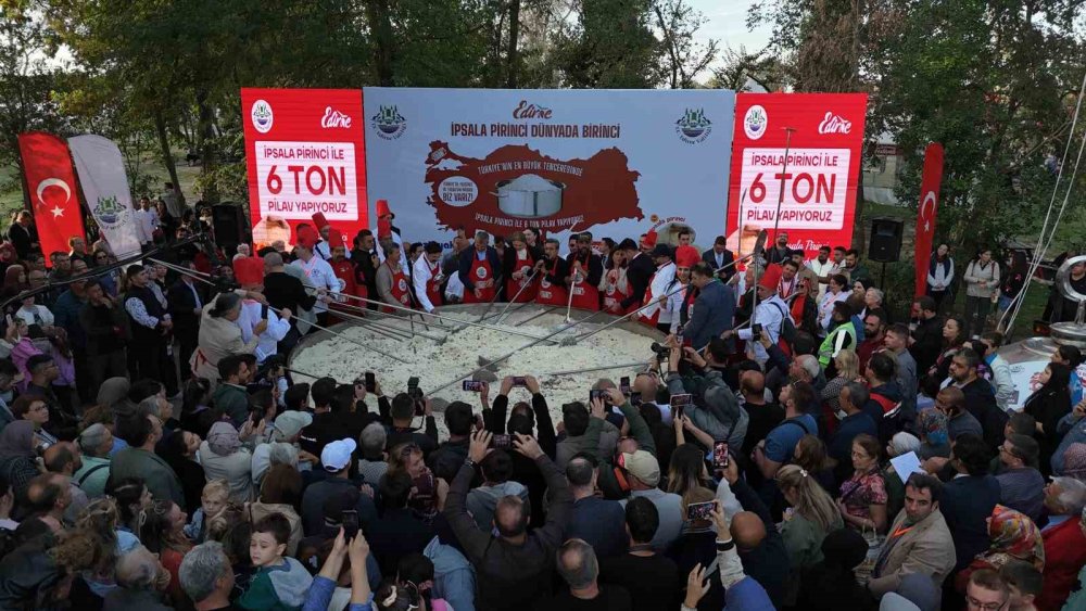 Türkiye’nin en büyük tenceresinde 6 ton pilav pişirildi