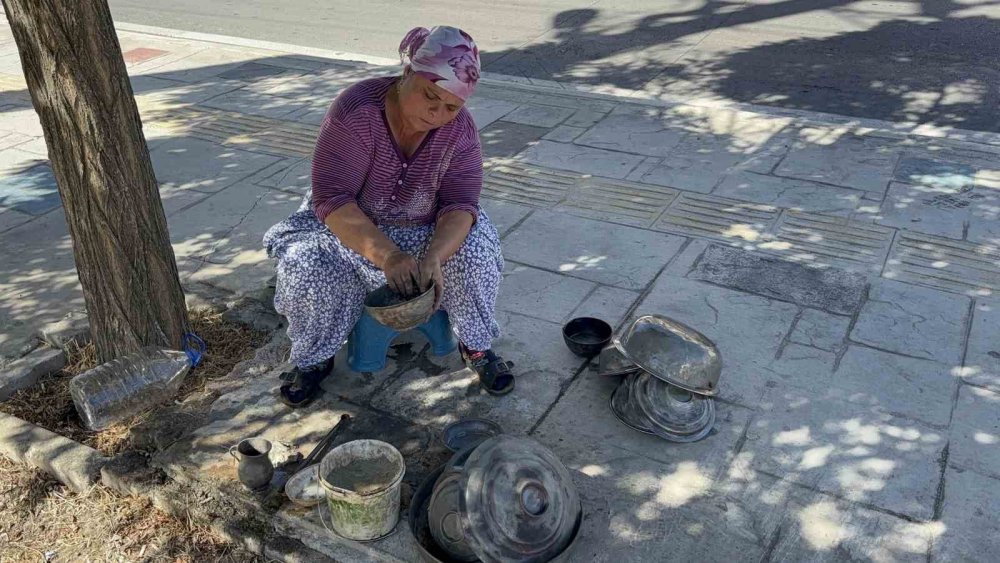 30 yıldır mahalle mahalle dolaşarak kalaycılık yapıyorlar