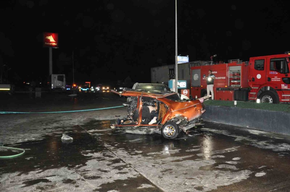 Otomobil ikiye bölündü! 5 ölü, 6 yaralı