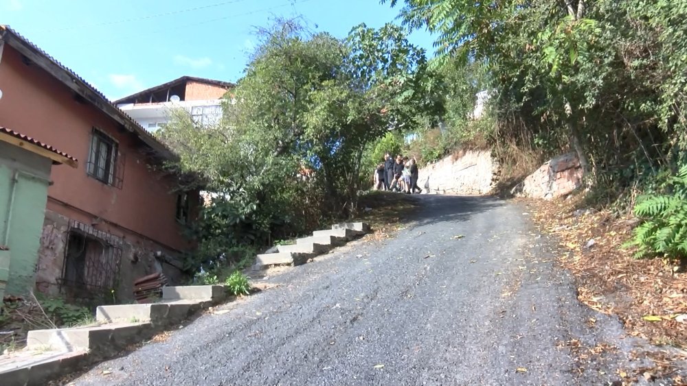 Otomobil  bir evin bahçesine uçtu